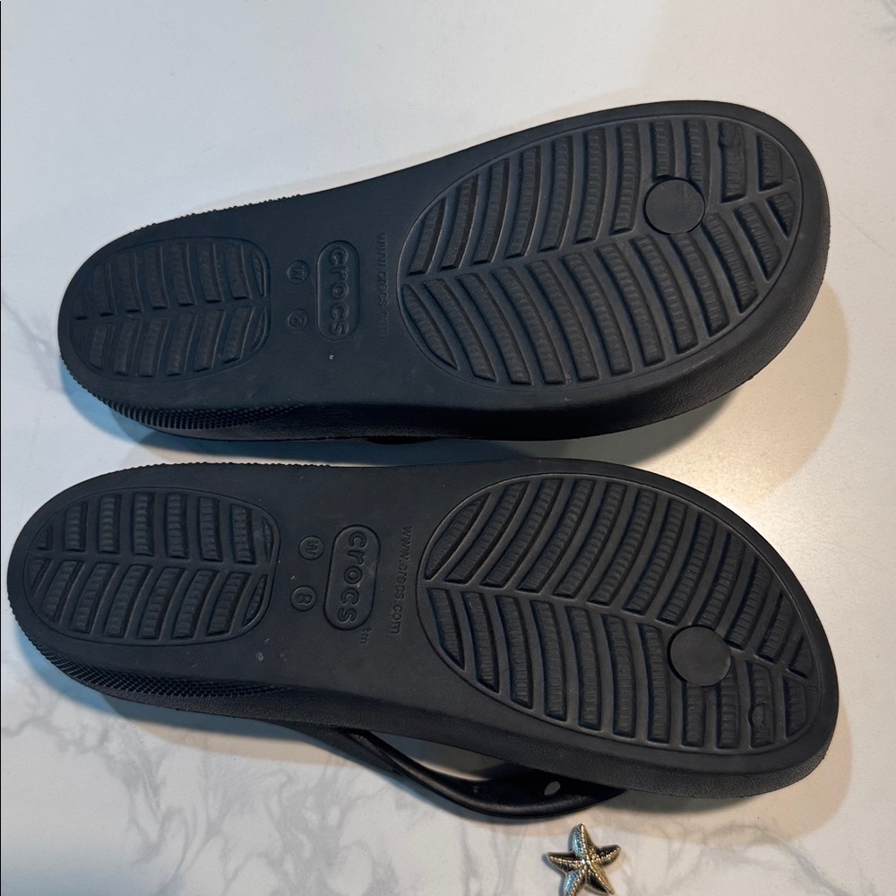 Crocs platform Black Flip Flops with Starfish Charm - Picture 3 of 3